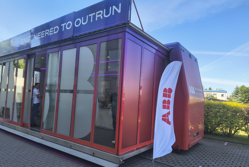 Innowacje w trasie. Zespół SPIE Elektromontaż Poznań z wizytą w mobilnym showroomie ABB