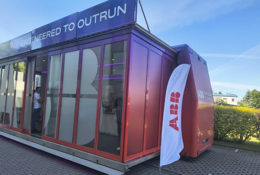 Innowacje w trasie. Zespół SPIE Elektromontaż Poznań z wizytą w mobilnym showroomie ABB